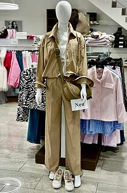 liviana-conti-overall Overall von Liviana Conti, Sneakers von Pinko und Tasche von Liu Jo