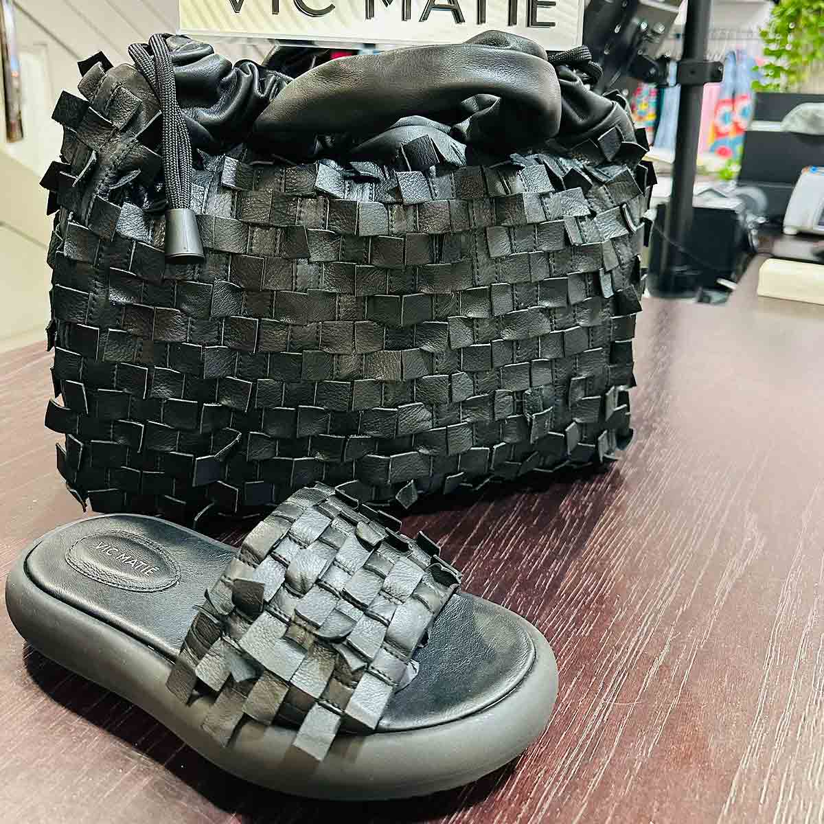 Schwarze und offene Sandalen mit Tasche von Vic Matié