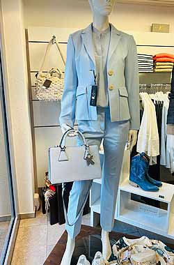 Hellblaues Outfit von Luisa Cerano, Tasche von Karl Lagerfeld
