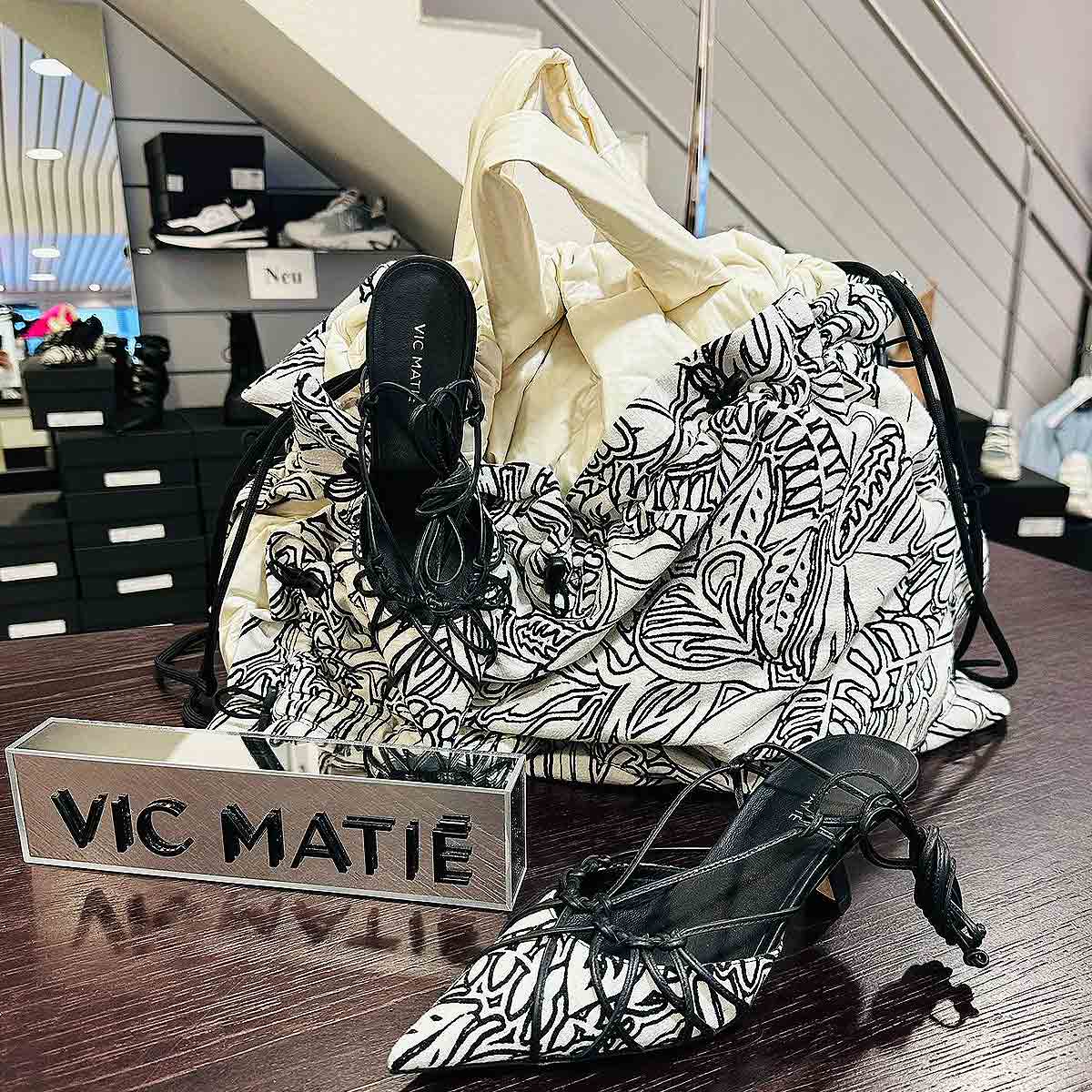 Schuhe und Tasche von VIC MATIÉ