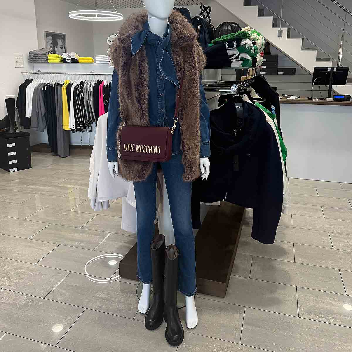 Jeansoutfit von Liu Jo, Tasche von Love Moschino und Stiefel von Laura Bellarvia