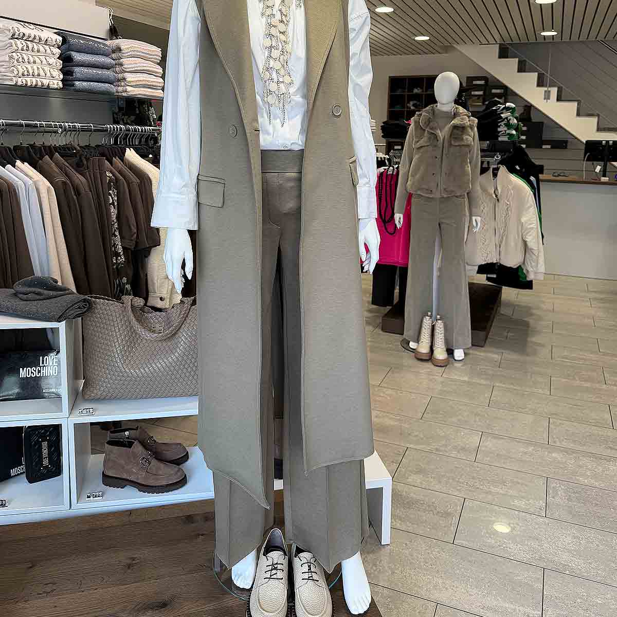 Hose und Gilet von RIANI, Bluse von Pinko, Loafer von Laura Bellariva