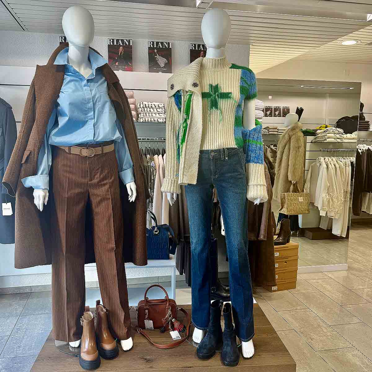 Kleider von Iceberg, braune Stiefeletten von Pinko, dunkelblaue Stiefeletten von Laura Bellariva und Tasche von Love Moschino