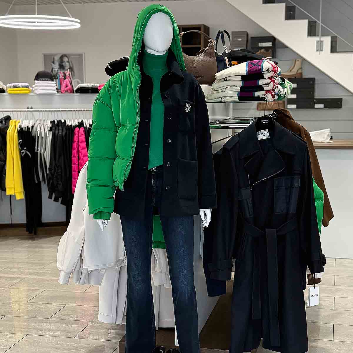 Jeans und Wollhemd von Liu Jo, Rollkragenpullover und Jacke in Grün von Iceberg