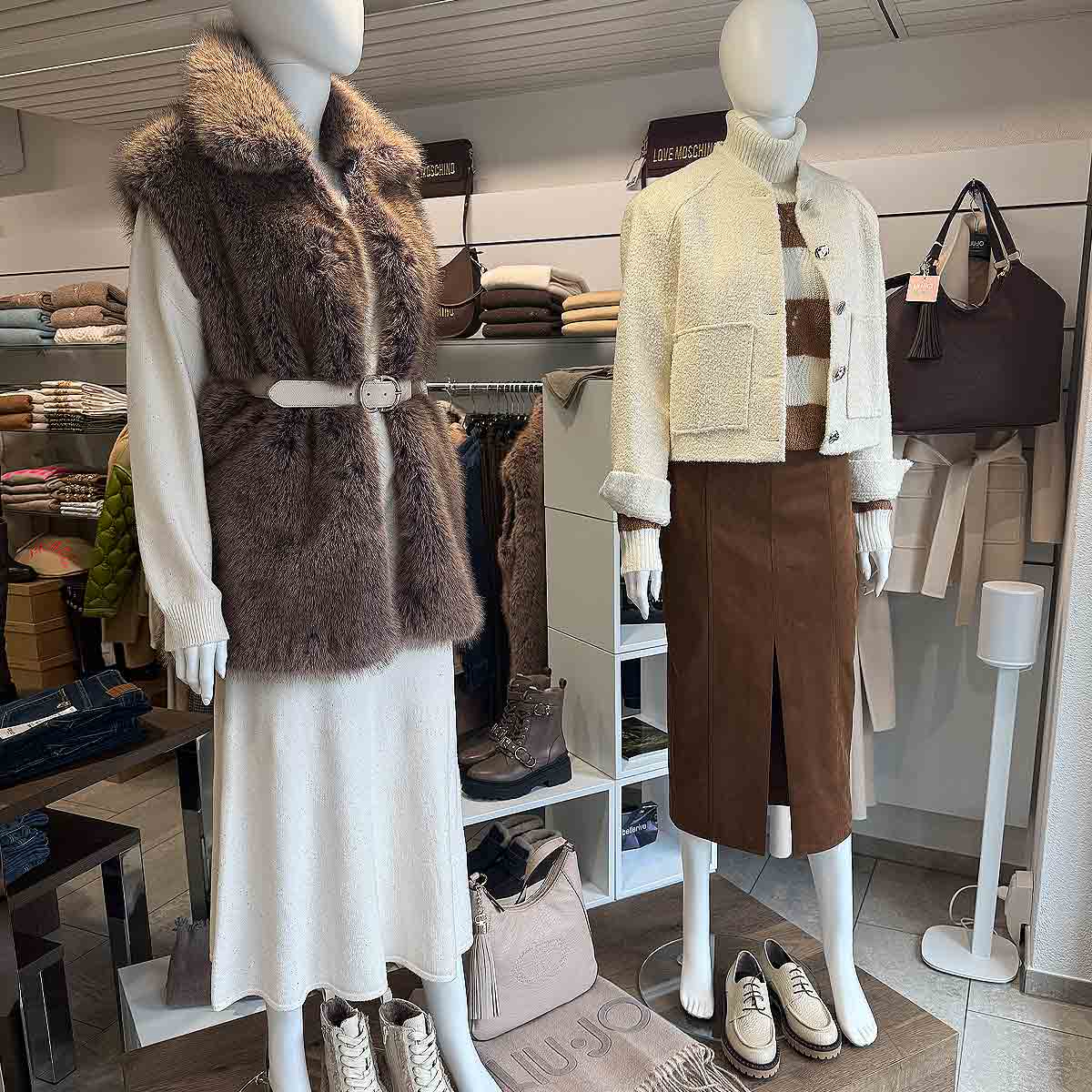 Puppe links: Alle Kleider von Liu Jo und Stiefeletten von Pinko Puppe rechts Rock und Pullover Liu Jo, Jacke von RIANI Loafer von Laura Bellariva