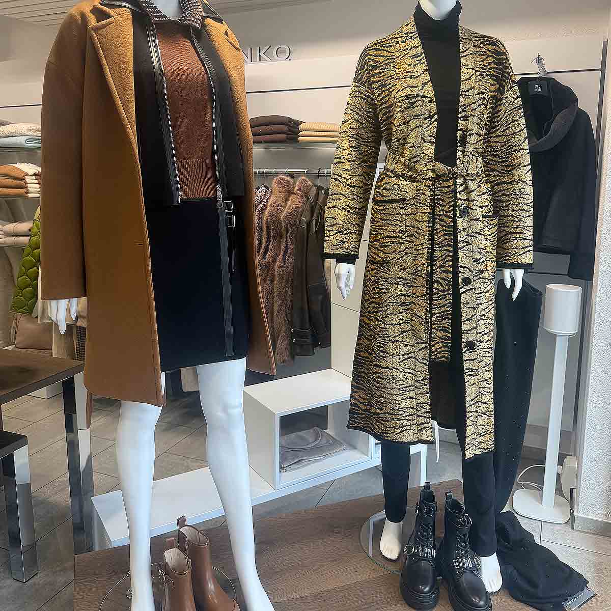 Tigermantel von Moschino Jeans, Hose von Pinko Rollkragenpullover von RIANI, Boots von Pinko Puppe von links: Mantel und Pullover von Pinko, Rock und Jäckli von Liu Jo, Boots von Pinko