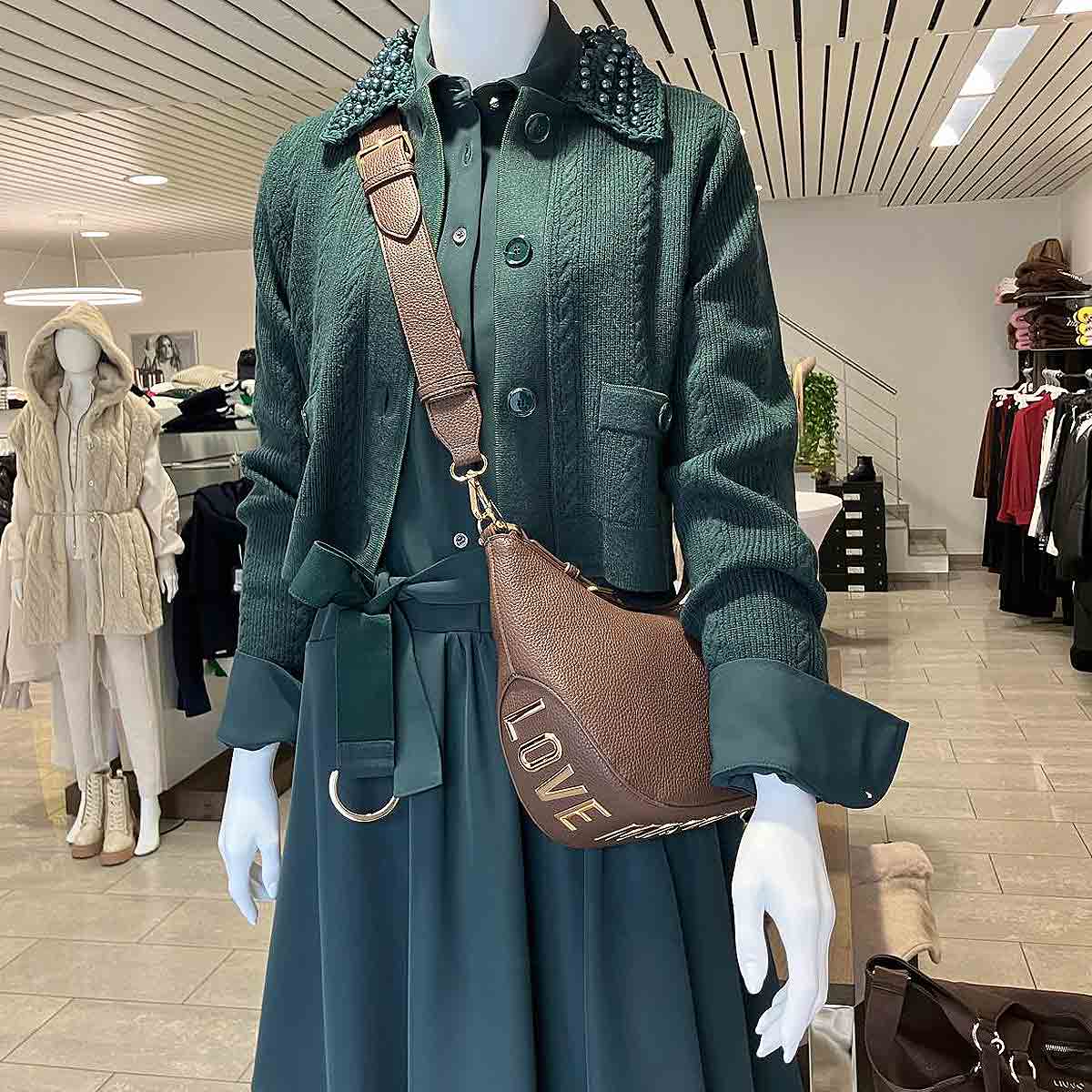 Kleid und Wolljäckchen von Pinko, Tasche von Love Moschino