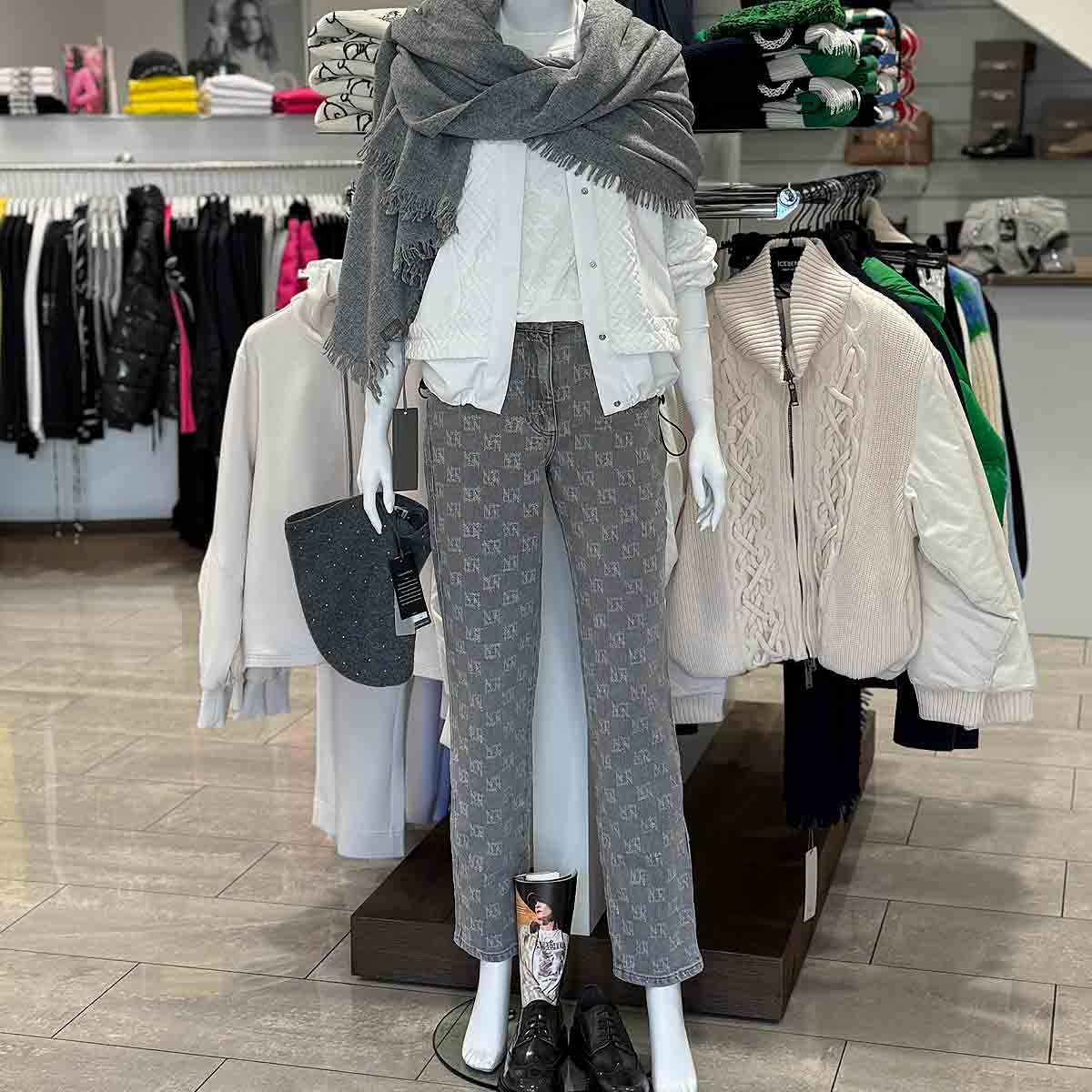 Outfit von Sportalm und Loafer von Laura Bellarvia