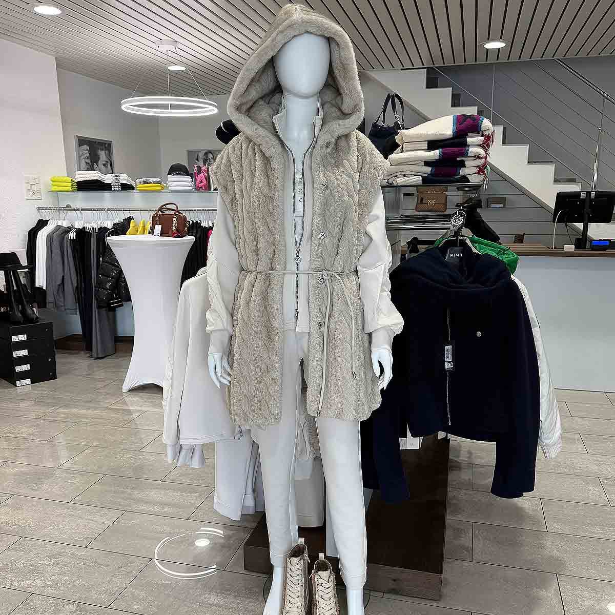 Outfit von Sportalm, Boots von Pinko